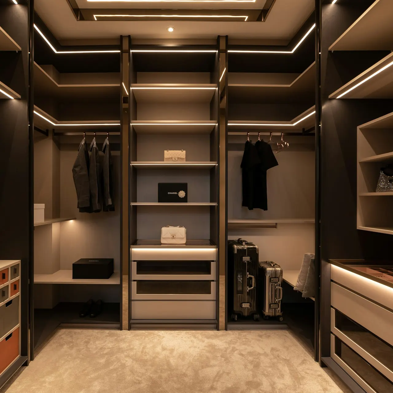 Clóset vestidor en madera oscura con iluminación integrada