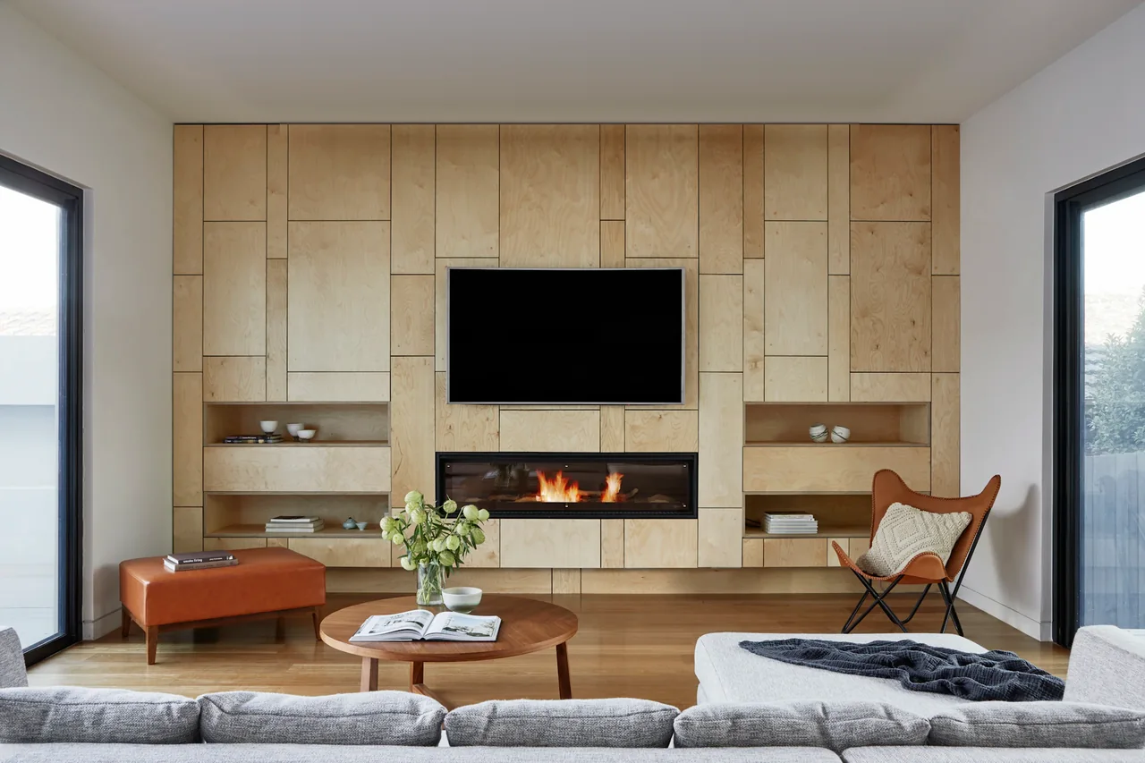 Muro para TV con paneles de roble y chimenea